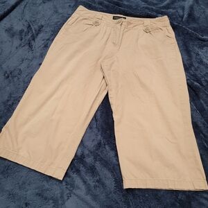 Sharagano women's 12 khaki capris.  EUC.